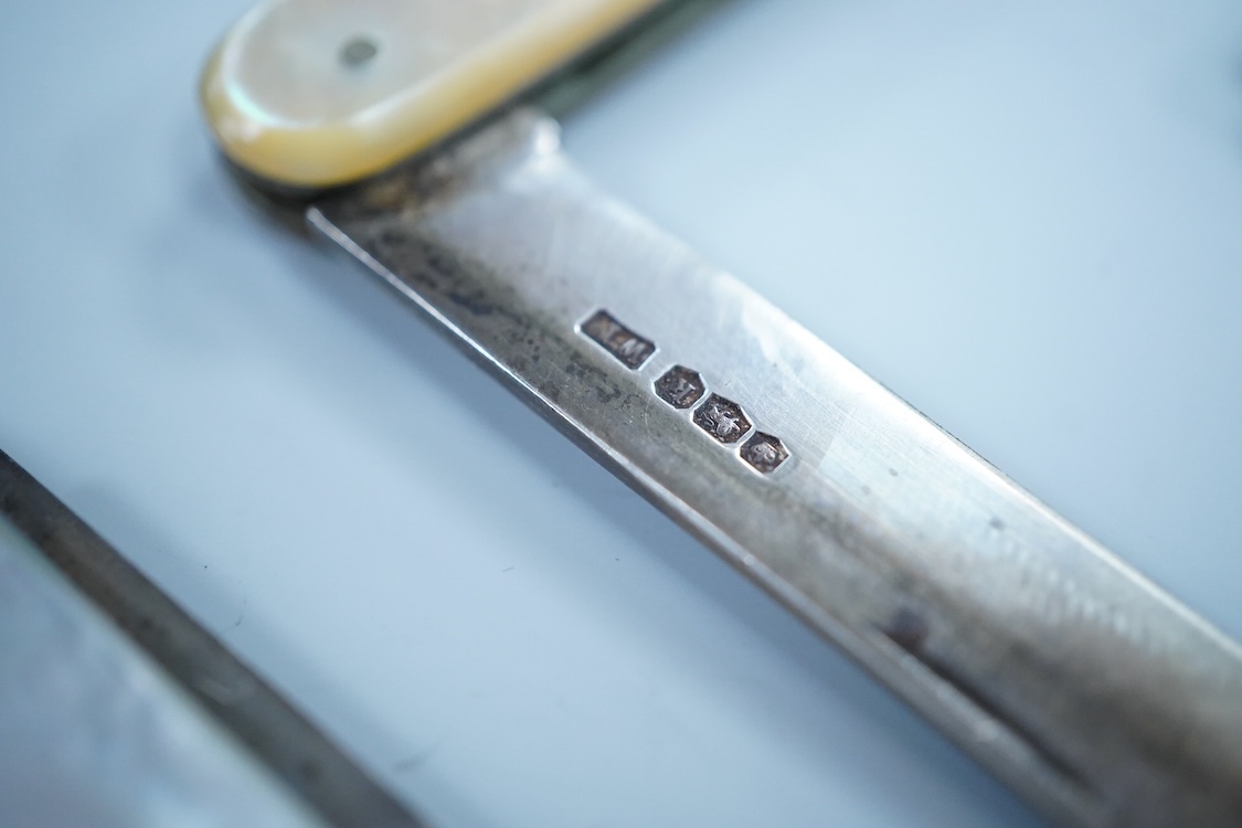 Eight assorted late 19th/early 20th century mother of pearl handled silver pocket fruit knives, largest William Needham, Sheffield, 1927, 83mm.